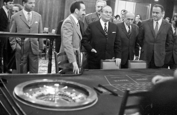 Nino Spinelli in Josip Broz Tito na otvoritvi Casina Portorož 
Metropol, ki je postal zgled vsem ostalim igralnicam, ki so 
sledile. 


