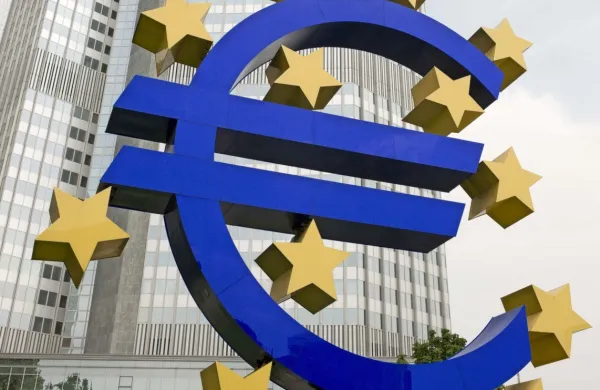 Svet ECB si z dvigovanjem obrestnih mer in postopnim umikom 
kriznih programov odkupov vrednostnih papirjev prizadeva obrzdati inflacijo v evrskem območju.