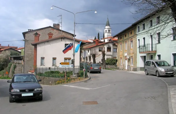 Zaradi premika tal in tudi neustrezne odvodnje pokajo hiše v samem jedru vasi. Država in občina zdaj le napovedujeta  ukrepe. 