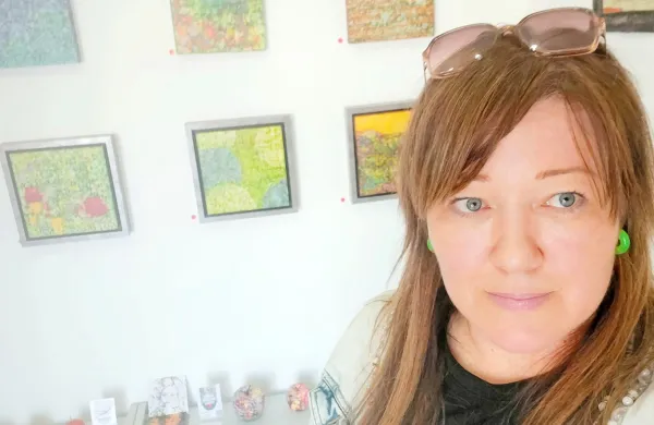 Slikarka in ilustratorka Nataša Gregorič Nabhas razstavlja  kokoške, 
psičke, cvetoče travnike, živo poslikana porcelanasta jabolka. 