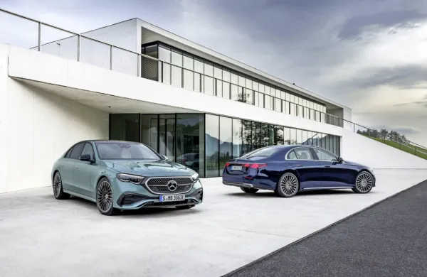  Mercedes razred E in znana lokacija nogometnega centra na Brdu 
pri Kranju