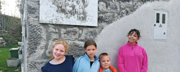 Ko ob vikendih in med počitnicami pridejo potomci z otroki,  Robidišče zaživi.  “To je revitalizacija,” poudarja  Staša Mesec. 