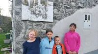 Ko ob vikendih in med počitnicami pridejo potomci z otroki,  Robidišče zaživi.  “To je revitalizacija,” poudarja  Staša Mesec. 
