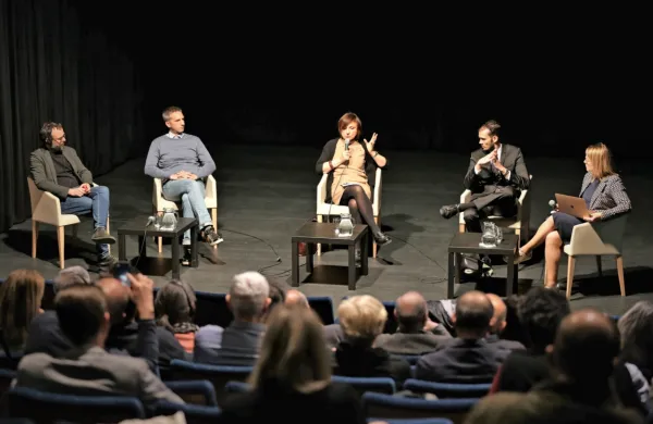 V  Kulturnem domu so na  okrogli mizi, naslovljeni Obmejno 
zgodovinopisje danes - Razumevanje in izzivi Evropske prestolnice 
kulture 2025 razpravljali (z desne) Kaja Širok, Federico Tenca, 
Marta Verginella, Marko Klavora in Alessandro Cattunar.