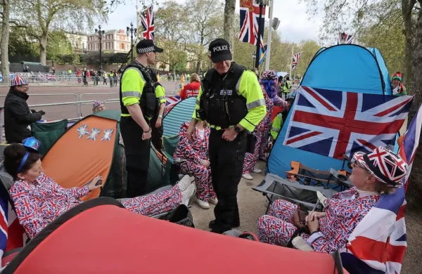 Številni so že od včeraj šotorili v središču Londona, da bi si 
zagotovili najboljše mesto za spremljanje kraljevega sprevoda.