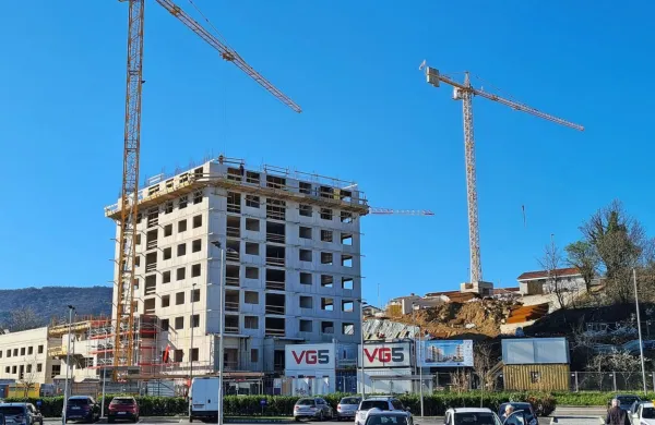 V sklopu projekta Nova Dolinska JSS MOK in Stanovanjski sklad 
Republike Slovenije gradita tri stolpiče s skupno 166 javnimi 
najemniškimi stanovanji, pri čemer je koprski javni stanovanjski 
sklad investitor v tretji stolpič s 75 neprofitnimi stanovanji. 