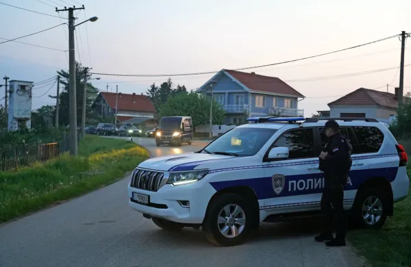 Srbijo je včeraj pozno zvečer pretresel še en strelski pohod, tokrat pri Mladenovcu.