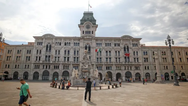 Tržaška občinska palača na Trgu zedinjenja Italije, ki ima tradicionalno slovensko poimenovanje Veliki trg. Čas na trgu že zelo 
dolgo odmerjata slovenska dečka Mihec in Jakec.