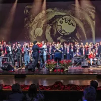 Ob zaključku koncerta je razpoloženi dirgentki Pii Cah šopek 
izročil prvi glas prvih tenorjev  Emanuel Martini. 