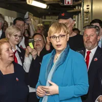 Pinkotom je že pred koncertom za 50. jubilej voščila predsednica države Nataša Pirc 
Musar. Levo dirigentka Pia Cah, desno predsednica zbora Rada Zergol, ki je postala  
Ime tedna na Valu 202.