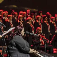 Martina Feri je s svojim nežnim, a prodornim glasom očarala tudi 
z irsko uporniško pesmijo Grace, ki jo je uvedla ena od recitatork 
zbora Tjaša Ruzzier (levo).    