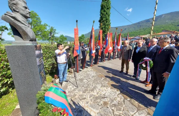  Polaganje vencev ob spomeniku Mehdiju Huseynzadeju -   Mihajlu v 
Šempasu.