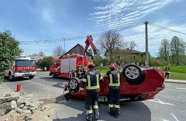 V prometni nesreči v Rakitniku po&scaron;kodovane &scaron;tiri osebe