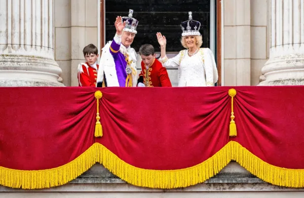 Po končanem obredu kronanja v Westminstrski opatiji se iz sveta že vrstijo čestitke britanskemu kralju Karlu III. in njegovi soprogi Camilli.