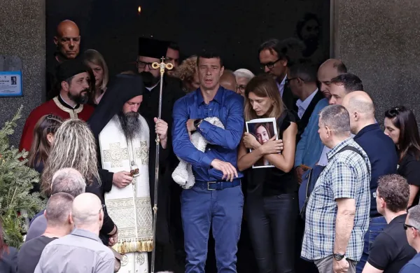 V Beogradu so danes pokopali pet žrtev strelskega pohoda v 
osnovni šoli Vladislav Ribnikar, med katerim je 13-letnik v sredo 
ubil devet ljudi.