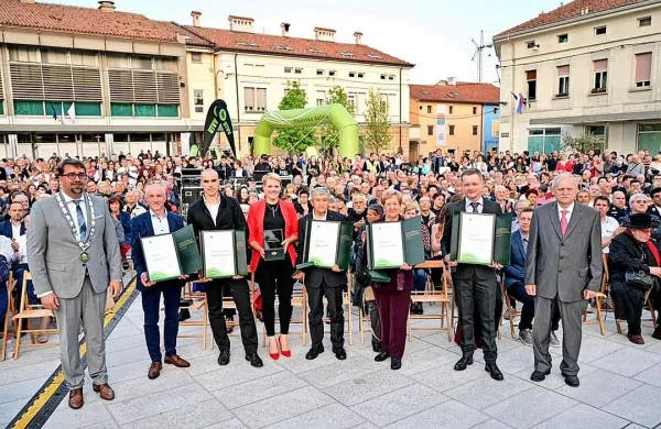 Ajdovski župan z nagrajenimi občani