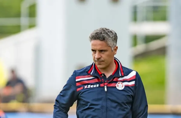 Oliver Bogatinov je raje ob igrišču kot  v pisarni.  Po končanem 
igranju je bil pretežno trener, bil pa je  tudi  športni direktor 
Maribora in Kopra.