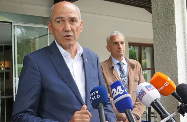  V Ankaranu sta predsednik SDS Janez Janša in župan Gregor 
Strmčnik opozorila na nerešena lastniška in upravljalska razmerja 
v tej občini.