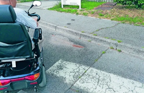 Ovir za invalide je manj kot nekoč, a jih je še vedno veliko. 
Arhitektonske pa niso edine ovire, opozarjajo invalidi.  