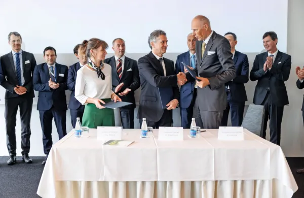 Na strateški razvojni konferenci Misija GREMO o novih prebojnih 
korakih avtomobilske industrije so direktorica GIZ ACS Tanja 
Mohorič, predsednik vlade Robert Golob in koordinator misije 
GREMO Iztok Seljak podpisali strateško partnerstvo za podporo 
projektu.
