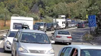 Kolone vozil na Šmarski cesti so pred dobrim desetletjem  
nastajale zgolj avgusta, kasneje čez vso poletno sezono, zdaj so 
prisotne že vsak konec tedna pa še vmes. Od letos je videti  tudi 
veliko tovornjakov.