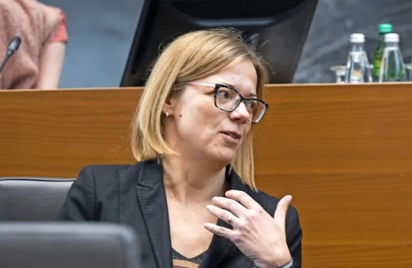 Ministrica za javno upravo Sanja Ajanović Hovnik
