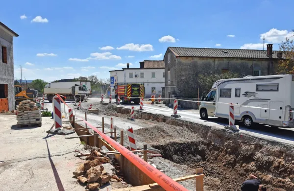 Zaradi nepredvidenih zapletov s  kablovodi je gradnja na delu 
krožišča za cele tri tedne obstala.
