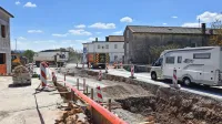 Zaradi nepredvidenih zapletov s  kablovodi je gradnja na delu 
krožišča za cele tri tedne obstala.