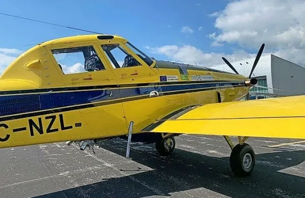 Prvo letalo za gašenje požarov iz zraka air tractor je že v Sloveniji, 
je na twitterju sporočilo ministrstvo za obrambo. 