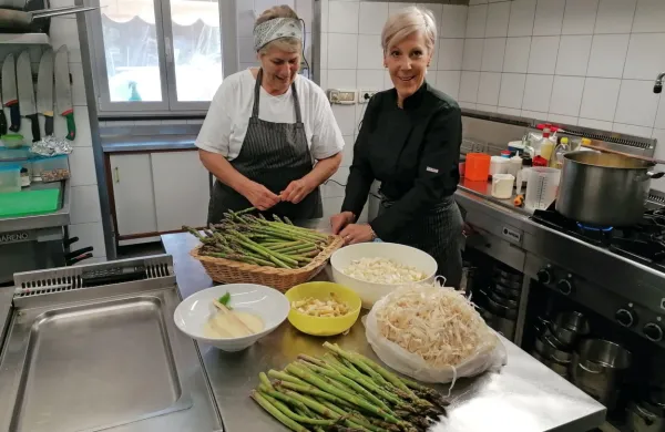 Darja Makorič Špljak (desno) v gostilni v Orehovljah vsako leto 
ponudi kakšno novo jed iz špargljev. 