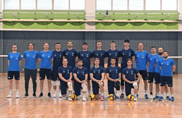Te dni primorsko odbojkarsko šolo v reprezentanci zastopata Jani Kovačič (kleči prvi z leve) in Danijel Koncilja (stoji  peti z leve).