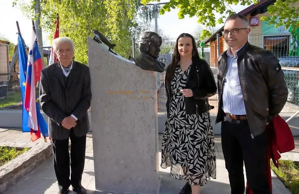 Doprsni kip so odkrili (z leve): krajan Hrašč in pobudnik projekta 
Srečko Šajn, akademska kiparka Katja Majer in postojnski 
podžupan Andrej Berginc. 