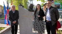 Doprsni kip so odkrili (z leve): krajan Hrašč in pobudnik projekta 
Srečko Šajn, akademska kiparka Katja Majer in postojnski 
podžupan Andrej Berginc. 