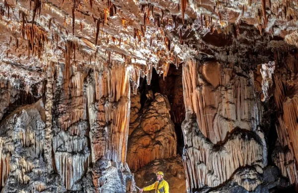 Jama Vilenica sodi med kapniško najbogatejše jame.  

