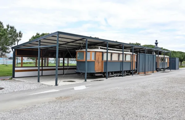 V koprski občini napovedujejo, da bodo vagončke z nadstrešnico 
odstranili  predvidoma do konca leta, saj čakajo na rešitev sodnega 
spora.