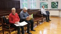 Vinko Jazbec in Marjan Orel  (prvi in drugi z leve) ter Damjan Gril 
(prvi z desne) vztrajajo, da niso krivi za očitke, pri katerih vztraja 
tožilstvo. 