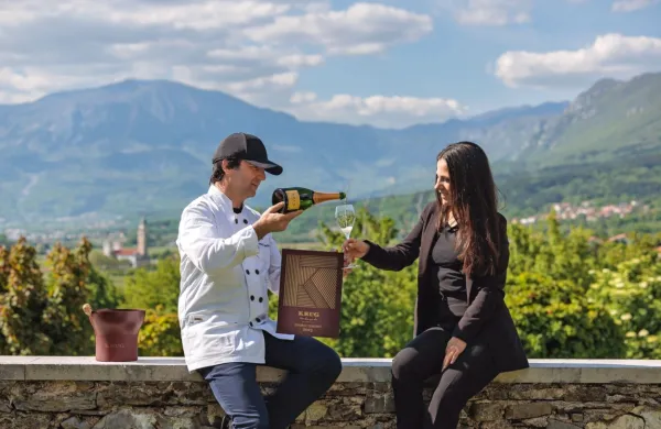Tomaž Kavčič je sprejem v elitno družbo pričakal na dvorcu 
Zemono, v družbi hčerke Sare Kavčič (na fotografiji) in sommelierja Anžeta Kristana.