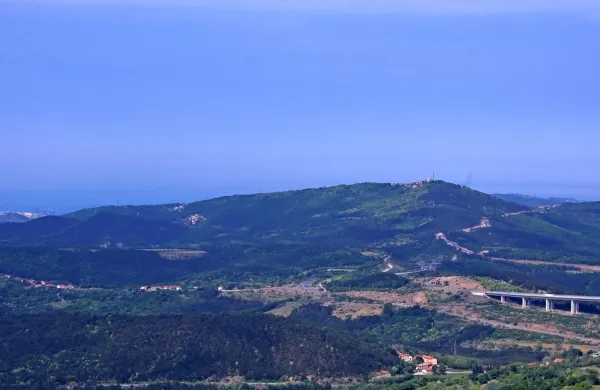 Bodoči kolesarski park nameravajo urediti na pobočju med 
Tinjanom (naselje na vrhu hriba) in Ospom (desno v dolini pod 
viaduktom).
