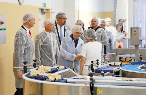 Član  Mlinotestove uprave Matija Majcenovič (prvi z leve) in predsednik uprave Danilo Kobal sta  novo pridobitev predstavila tudi županu Tadeju 
Beočaninu in predsednici države Nataši Pirc Musar.   