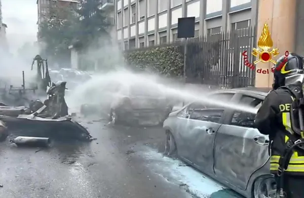 V središču Milana je  odjeknila eksplozija, po kateri je zagorelo več 
avtomobilov.