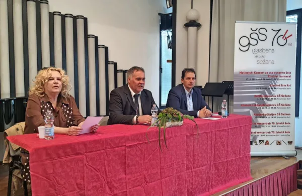 Bogato koncertno dogajanje ob 70-letnici Glasbene šole Sežana so predstavili (z leve): režiserka Katja Pegan, ravnatelj Ivo Bašič in sežanski župan 
Andrej Sila