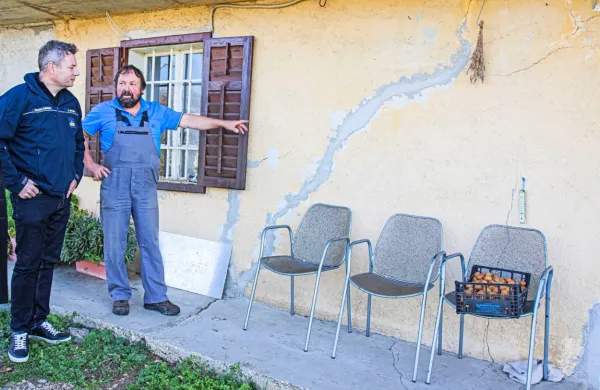 Domačin Samuel Terčič že 23 let živi v razpokani hiši in čaka na 
nadomestno. V prihodnjem letu naj bi jo končno zgradili. 