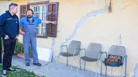 Domačin Samuel Terčič že 23 let živi v razpokani hiši in čaka na 
nadomestno. V prihodnjem letu naj bi jo končno zgradili. 