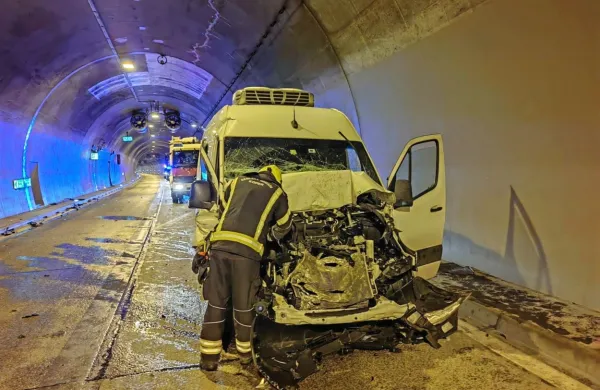 Po trčenju je bil kombi od zadaj in spredaj popolnoma uničen.