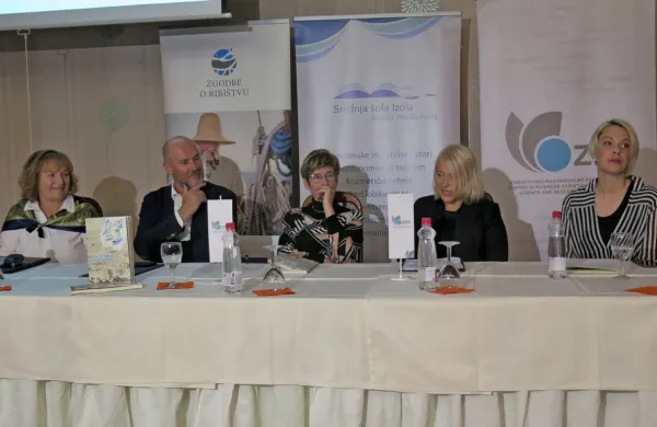  Projekt Zgodbe o ribištvu slovenske Istre skozi čas so predstavili 
ravnateljica srednje šole Izola Adelija Perne, direktor ZRS Koper 
Rado Pišot, vodja projekta Lucija Čok, podžupanja občine izola 
Nataša Čerin, predstavnica ZRS za stike z javnostjo Nika Štravs.