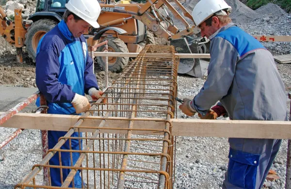  Gradbena podjetja so bila lani med tistimi v regiji, ki so najbolj 
izboljšala poslovni izid. Tudi povpraševanje po delavcih v gradbeništvu je še vedno zelo veliko. 