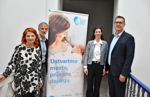 Na fotografiji z leve: Olga Franca, vodja projekta Koper -zdravo 
mesto, Tomaž Bergoč, izvršni direktor Unicefa Slovenija, Manica 
Remec, članica projektnega sveta Koper - zdravo mesto in 
koordinatorica projekta in  župan Mestne občine Koper Aleš 
Bržan. 