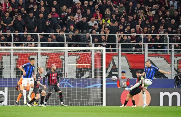   Mrežo Milana je načel Edin Džeko (desno), v enajsti minuti pa se je 
Henrikh Mkhitaryan podpisal pod drugi gol. 