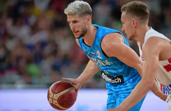 Po Koprčanu Vlatku Čančarju, ki mu je uspelo priti do lige NBA, je 
zadnja leta  med  primorskimi košarkarji v ospredju Postojnčan 
Aleksej Nikolić (z žogo).