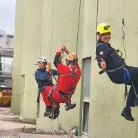 Na vrh silosa po vrvi le pet sekund počasneje od dvigala